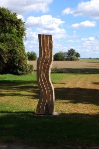 Die Stele steht an der Einfahrt von Weidenbaum & Wildhecke